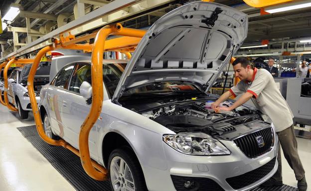 Un operario revisa el motor de un Seat Toledo en la cadena de montaje de la fábrica de Martorell./Afp