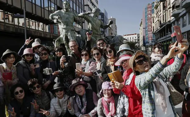Turistas chinos en Pamplona.