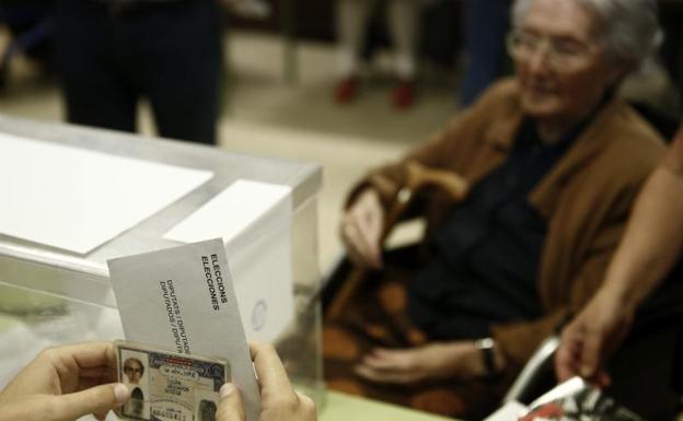 Los catalanes votan en los colegios que continúan abiertos./EFE