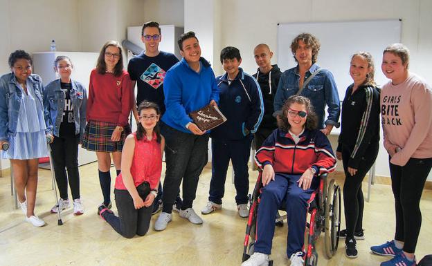 Ivie, Raquel, Lucía, Iván, Yolanda (agachada),Alejandro, Diego, Daniel, Jorge (director), Lucía (silla de ruedas), María y Paula. /R.C.