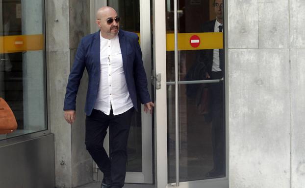 El propietario del club Model's a las puertas de los juzgados de Oviedo./M. Rojas