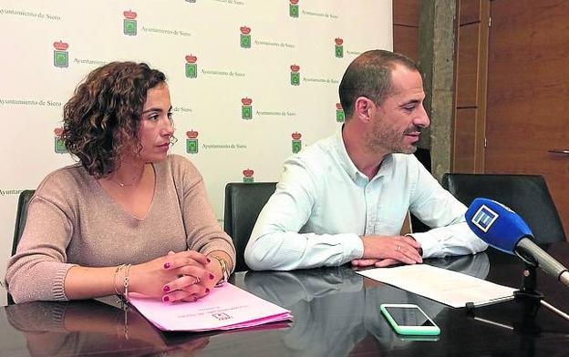 Noelia Macías y Ángel García en la comparecencia en el ayuntamiento./ E. C.