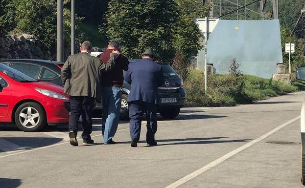 El marido de la fallecida abandona el lugar del suceso.