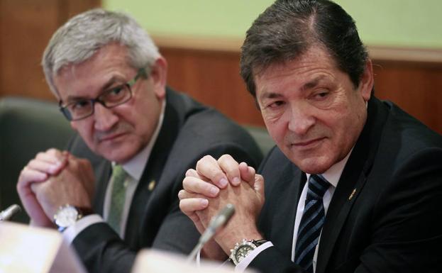 Santiago García Granda y Javier Fernández en una reunión del Consejo Social./MARIO ROJAS