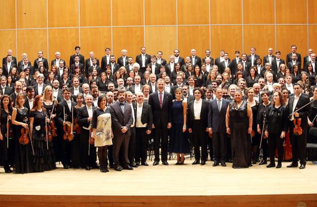 Como ya es tradición, los Reyes saludaron a músicos y cantantes tras el concierto inaugural de los Premios Princesa sobre el escenario del auditorio. /PIÑA