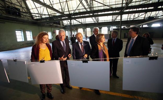 Representantes municipales y del Ministerio de Defensa en el interior de la fábrica. /ÁLEX PIÑA