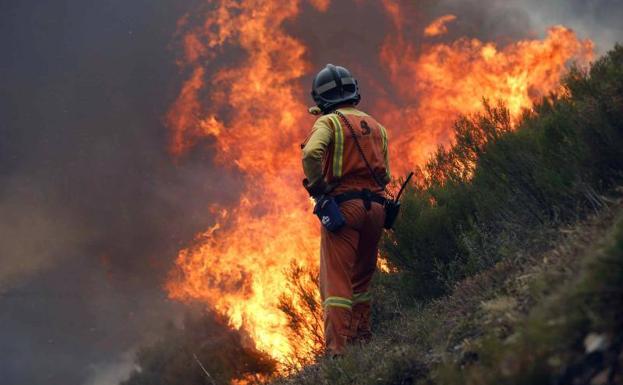 Un bombero del SEPA, ante un incendio. /EFE