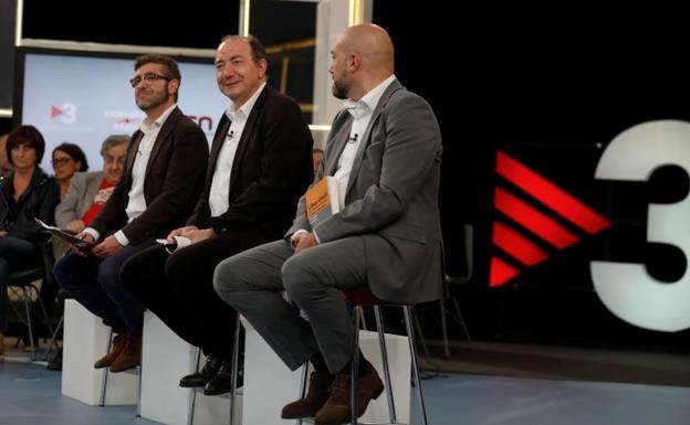 Los representantes de los medios de comunicación públicos catalanes, en un programa especial de TV3./Rafael Marchante (Reuters)