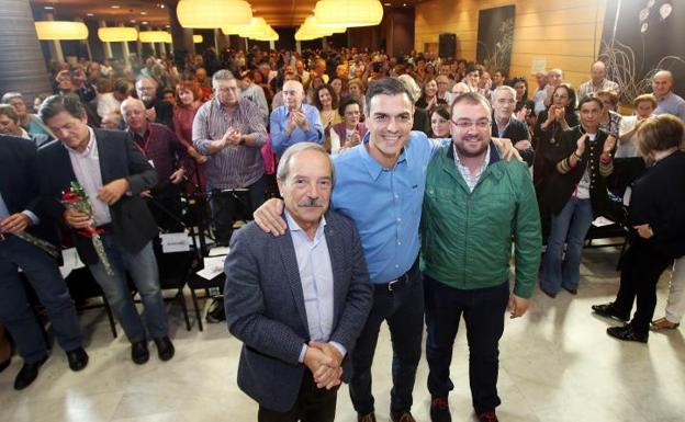 Pedro Sánchez, junto a Wenceslao López y Adrián Barbón./Álex Piña
