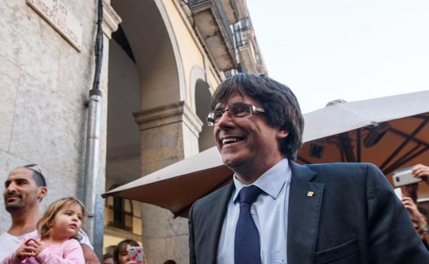 Carles Puigdemont pasea por Gerona./Efe