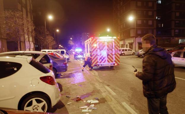 La Policía, en la calle Puerto Leitariegos. /José Simal