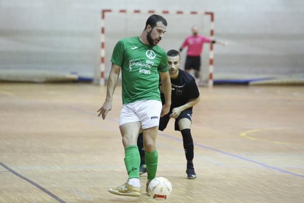 Efrén (San Antonio) controla el balón ante Toi (Cerilleru). / UCHA
