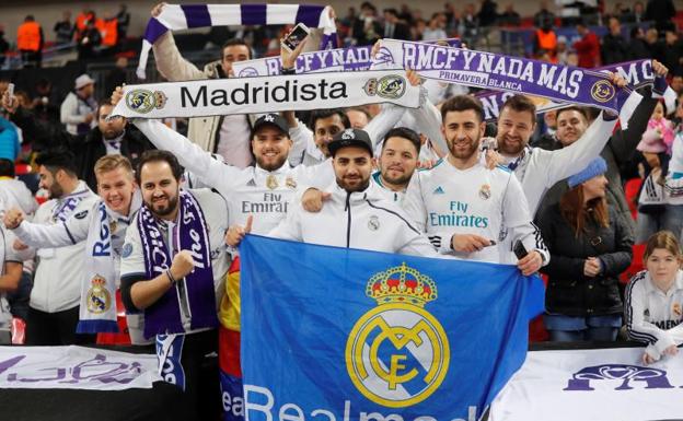 Aficionados del Real Madrid antes del partido. /EFE