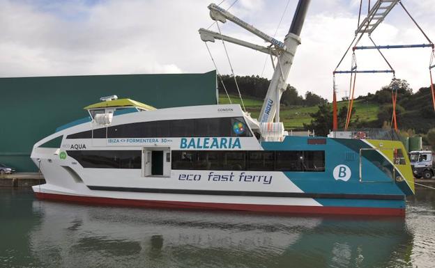 El catamarán botado este viernes./Astilleros Gondán