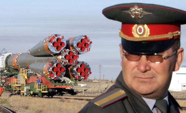 Un policía ruso vigila el cosmódromo de Baikonur, poco antes del despegue del Soyuz TMA-7. /YURI KADOBNOV (AFP)