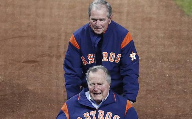 Los Bush asisten a un partido de béisbol. /LARRY W. SMITH (Efe)