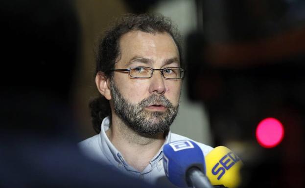 El portavoz de Podemos en la Junta General, Emilio León./EFE