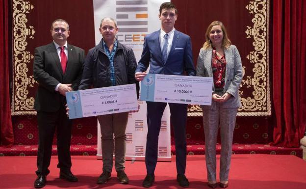 Los representantes de las empresas ganadoras, con el consejero de Empleo y la directora del CEEI./DANIEL MORA