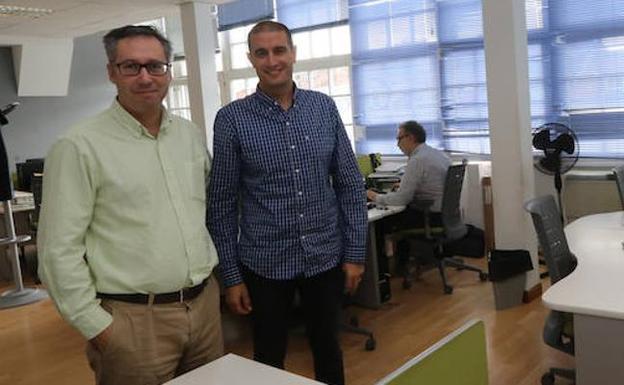Borja Fernández-Acero y Fernando Menéndez en sus oficinas de Rui Pérez. /MARIETA