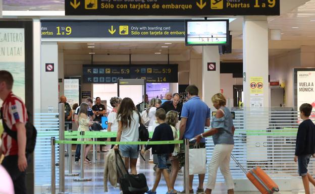 Puerta de embarque del aeropuerto de Asturias./MARIETA