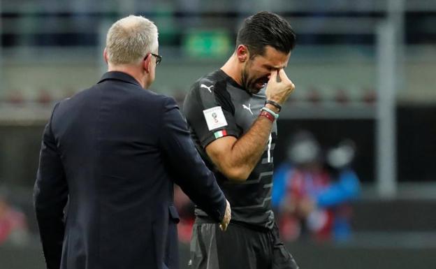 Gianluigi Buffon llora tras la eliminación de Italia./Alessandro Garofalo (Reuters)