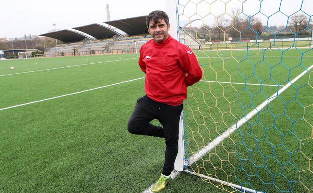 Arturo, en el campo de fútbol del Berrón./P. Nosti