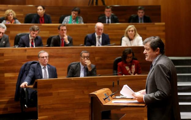 Javier Fernández interviene en la Junta General. /Piña
