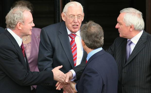 McGuinness (i), Paisley (c), Ahern (d) y Tony Blair. /Afp