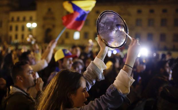 Cientos de personas participan en un 'Cacerolazo' para exigir el cumplimiento de la Jurisdicción Especial para la Paz. /Juan Páez (Efe)