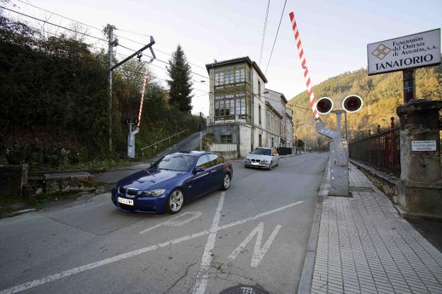 Intersección de la avenida de la Cueva y la calle Martínez Agosti incluida en los planes de Adif. /  N. A.