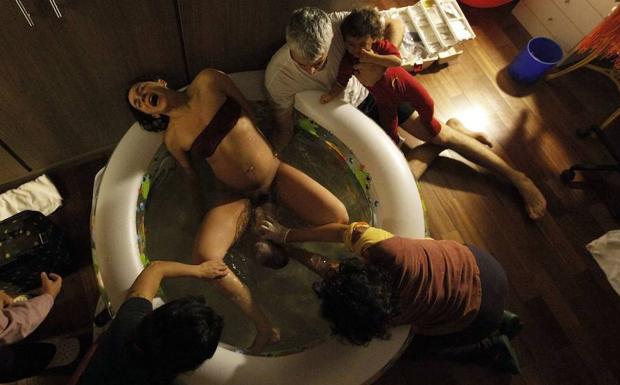 Mujer da a luz en su casa de Sao Paulo. /Nacho Doce (Reuters)