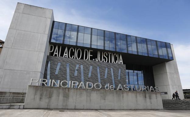 Acepta dos años de prisión por agredir con un vaso a un portero de un pub de Gijón