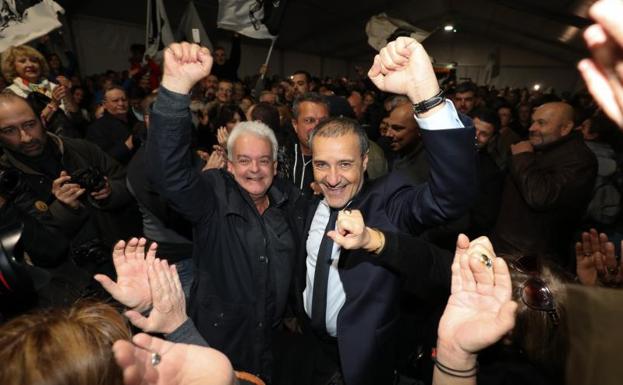 Los líderes nacionalistas corsos celebran su victoria electoral./Olivier Sanchez (Efe)