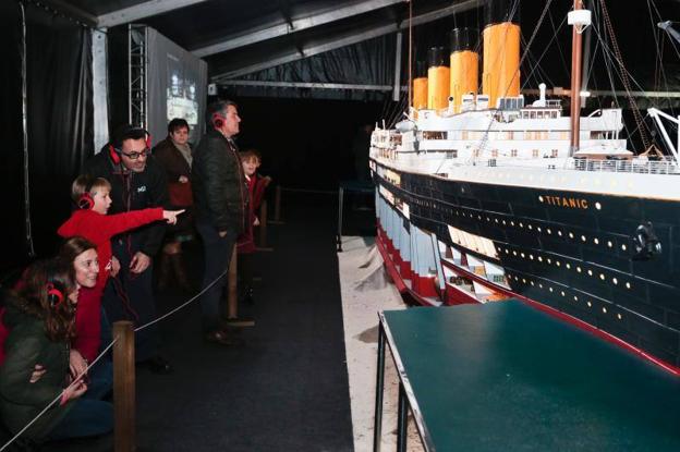 La maqueta del barco sorprende, especialmente a los niños, por su tamaño y sus detalles. / AURELIO FLÓREZ