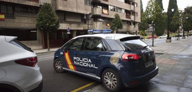 El acusado sale de los juzgados en el coche de la Policía. / Hugo Álvarez.