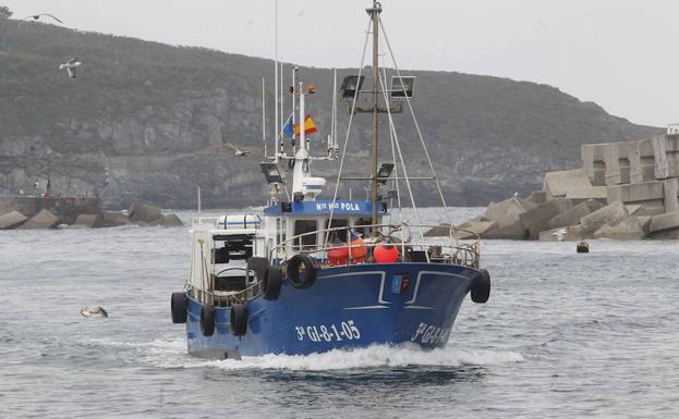 Un barco de pesca en el puerto de Luarca. /JOAQUÍN PAÑEDA