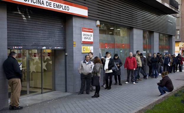 Numerosas personas hacen cola en una oficina de empleo de Madrid./AFP