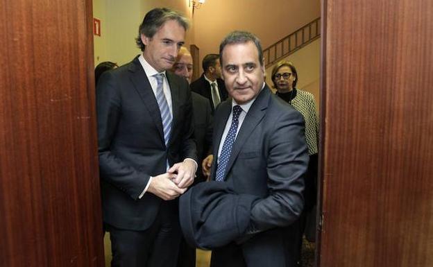 Fernando Lastra junto a Íñigo de la Serna. /P. LORENZANA