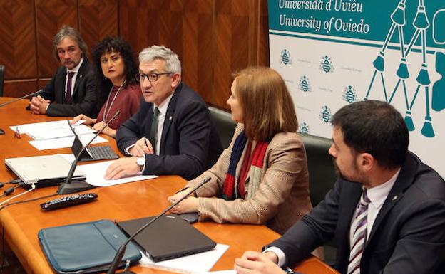 José Ramón Obeso, Ana Caro, Santiago García Granda, Eugenia Suárez y Xabiel García Pañeda dieron a conocer los acuerdos del Consejo de Gobierno de la Universidad de Oviedo./ÁLEX PIÑA