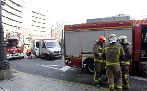 Dos camiones de los bomberos y una ambulancia, en el lugar donde se produjo el incendio. /Pablo Lorenzana.