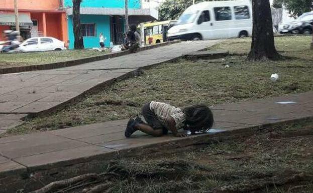 La foto de una niña bebiendo de un charco que ha indignado a Facebook