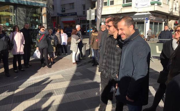 Fernando Alonso inaugura un paso de cebra en Pola de Siero