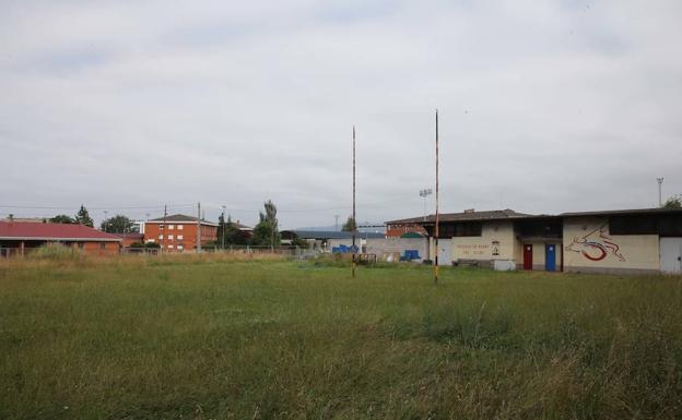 El campo de rugby deLa Calzada, cuya mejora fuela propuesta más votada porlos gijoneses./DAMIÁN ARIENZA