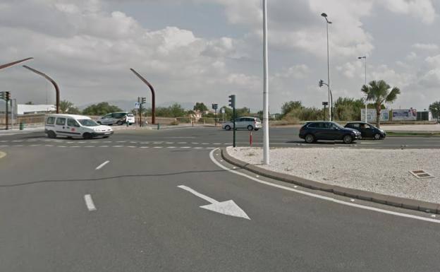 Mueren dos jóvenes que huían de la policía y un panadero que iba a trabajar en un accidente