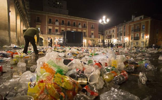 Suciedad en la plaza Mayor en la Nochevieja pasada./DANIEL MORA