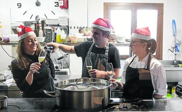 Lucía Perera Medio, Javier Álvarez Farpón y Carla González Velado forman el equipo de Casa Farpón.