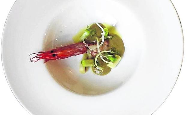 Puerros, carabineros y ensalada de hinojo y apio.
