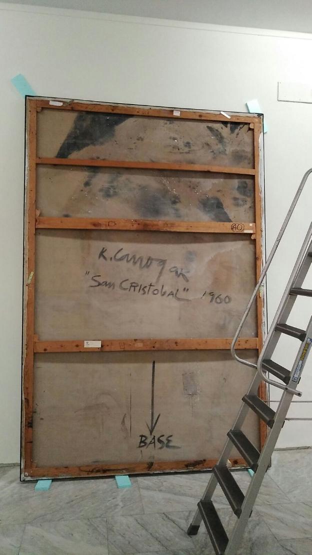 El reverso del cuadro 'San Cristobal', de Canogar, ya en Oviedo, en una imagen compartida por el museo. Arriba, la pintura./