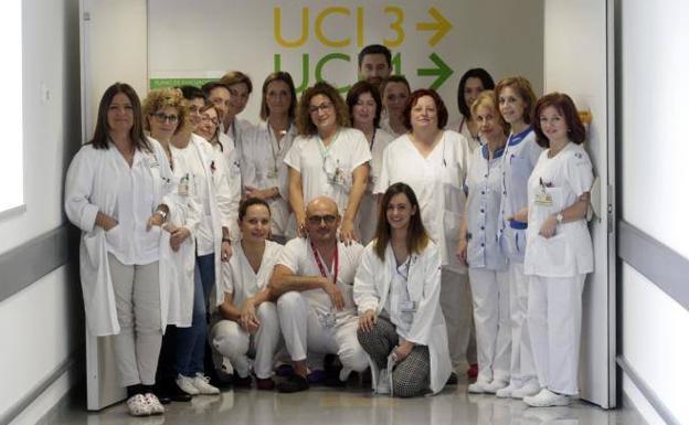 Miembros del equipo de la UCI y de la coordinación de trasplantes del HUCA./MARIO ROJAS