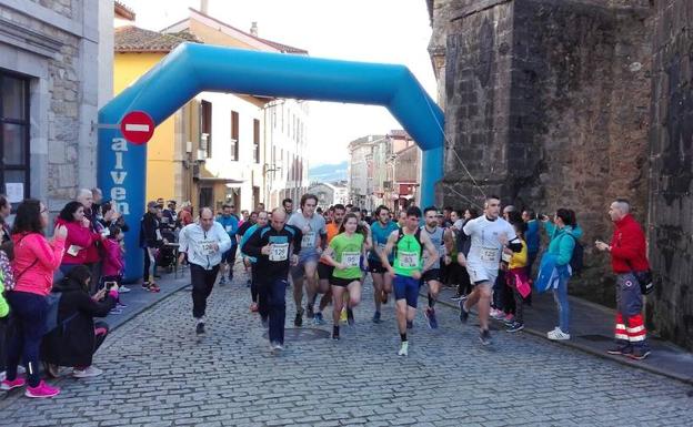 Participantes en la San Silvestre de Salas. /BELÉN GARCÍA HIDALGO.